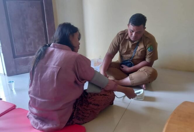 
					Wanita ODGJ yang melahirkan bayi saat diperiksa oleh petugas kesehatan. Dok.DSP3A Nunukan.
