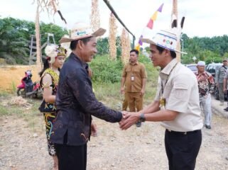 Sambutan salah satu tokoh adat saat Bupati Nunukan Irwan Sabri meresmikan dua desa persiapan di Sei Manggaris, Desa Sei Kapal Jaya Taka dan Desa Sekalayan. Dok.Prokopim.
