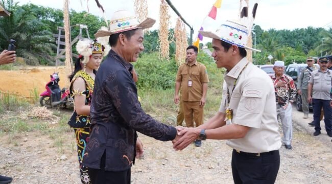 Sambutan salah satu tokoh adat saat Bupati Nunukan Irwan Sabri meresmikan dua desa persiapan di Sei Manggaris, Desa Sei Kapal Jaya Taka dan Desa Sekalayan. Dok.Prokopim.