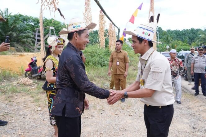 
					Sambutan salah satu tokoh adat saat Bupati Nunukan Irwan Sabri meresmikan dua desa persiapan di Sei Manggaris, Desa Sei Kapal Jaya Taka dan Desa Sekalayan. Dok.Prokopim.
