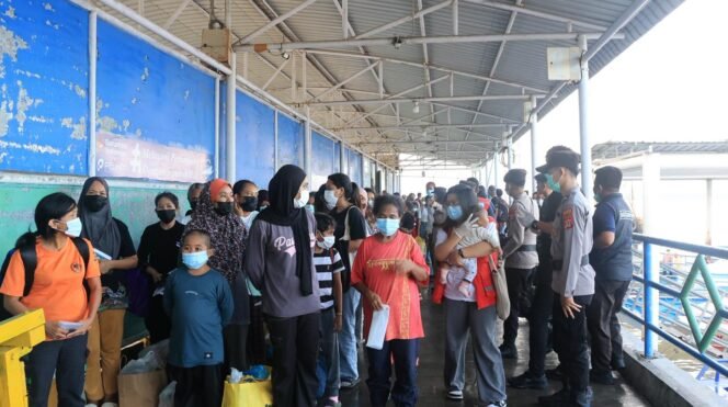 
					Sejumlah deportan yang dipulangkan BP3MI Nunukan melalui Pelabuhan Tunon Taka, Nunukan. Dok.BP3MI Nunukan.