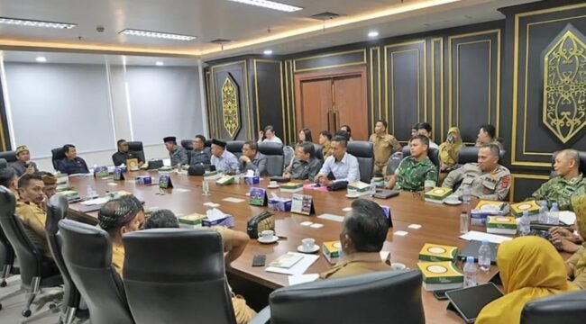 Ketua DPRD Provinsi Kalimantan Utara, H. Achmad Djufrie, meminpin Rapat Dengar Pendapat (RDP) gabungan Komisi II dan Komisi III, bersama mitra kerja, Senin (11/05/2026). Dok.DPRD Kaltara.