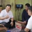 Anggota DPRD Nunukan, Ramsah saat mendengar keluhan masyarakat Kampung Tebol yang sudah puluhan tahun belum pernah menikmati Listrik PLN. Dok.Ramsah.