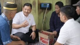 Anggota DPRD Nunukan, Ramsah saat mendengar keluhan masyarakat Kampung Tebol yang sudah puluhan tahun belum pernah menikmati Listrik PLN. Dok.Ramsah.