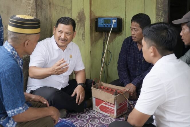 
					Anggota DPRD Nunukan, Ramsah saat mendengar keluhan masyarakat Kampung Tebol yang sudah puluhan tahun belum pernah menikmati Listrik PLN. Dok.Ramsah.