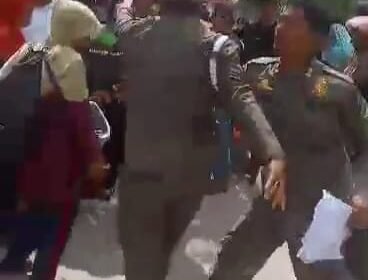 Tangkapan layar petugas Satpol PP Nunukan cekcok dengan pedagang di Alun Alun, Minggu (17/5/2026).