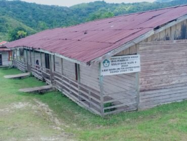 Bangunan SDN 06 Krayan Barat, ada 15 murid di sekolah ini, mereka harus belajar dengan potensi plafon ambruk karena usia bangunan yang sudah terlalu lama. Dok.Juen Ferson.