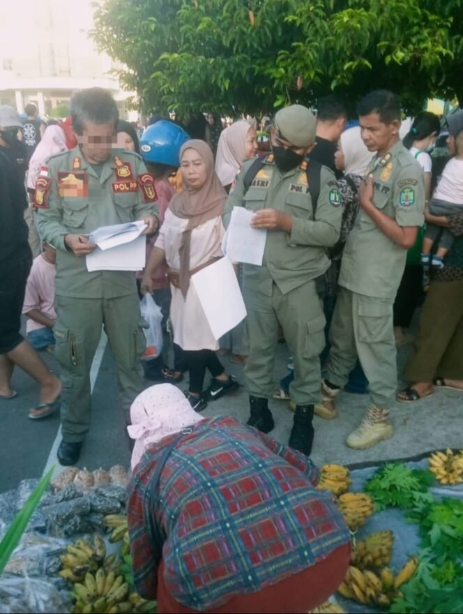 
					Keterlibatan Anggota Satpol PP, HA saat sosialisasi RTH bagi pedagang di alun alun Nunukan, menjadi sorotan masyarakat.