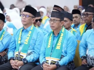 Penjabat (Pj.) Sekretaris Daerah Kabupaten Nunukan, Drs. Raden Iwan Kurniawan dan Kepala Dinas Pendidikan Kabupaten Nunukan, Akhmad, tercatat dala, rombongan Calon Jamaah Haji (CJH) asal Kabupaten Nunukan tahun 1447 H/2026 yang dilepas oleh Bupati Nunukan, di Aula lantai 5 kantor Bupati Nunukan, Kamis (30/4/2026). Dok.Prokopim.