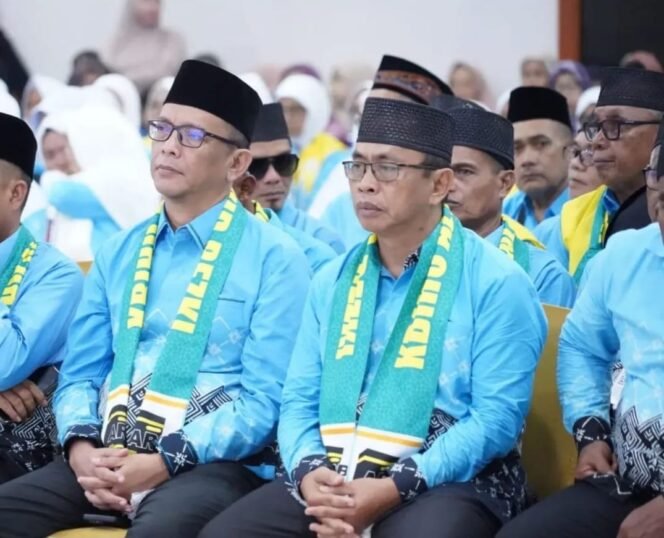 
					Penjabat (Pj.) Sekretaris Daerah Kabupaten Nunukan, Drs. Raden Iwan Kurniawan dan Kepala Dinas Pendidikan Kabupaten Nunukan, Akhmad, tercatat dala, rombongan Calon Jamaah Haji (CJH) asal Kabupaten Nunukan tahun 1447 H/2026 yang dilepas oleh Bupati Nunukan, di Aula lantai 5 kantor Bupati Nunukan, Kamis (30/4/2026). Dok.Prokopim.