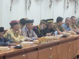 Sejumlah Tokoh Adat Tidung Sembakung saat menuntut pengembalian Pulau Sebaung di RDP DPRD Nunukan, Senin (18/5/2026). 