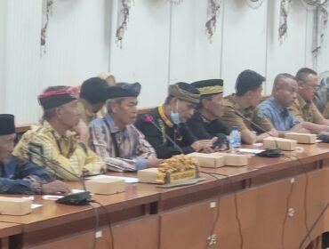 Sejumlah Tokoh Adat Tidung Sembakung saat menuntut pengembalian Pulau Sebaung di RDP DPRD Nunukan, Senin (18/5/2026). 