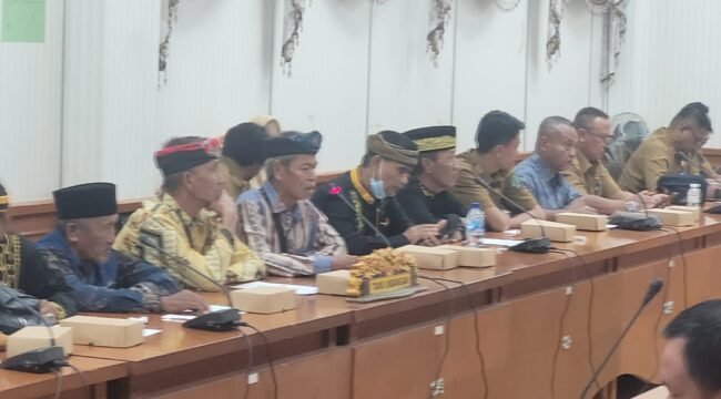 Sejumlah Tokoh Adat Tidung Sembakung saat menuntut pengembalian Pulau Sebaung di RDP DPRD Nunukan, Senin (18/5/2026). 