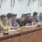 Sejumlah Tokoh Adat Tidung Sembakung saat menuntut pengembalian Pulau Sebaung di RDP DPRD Nunukan, Senin (18/5/2026). 