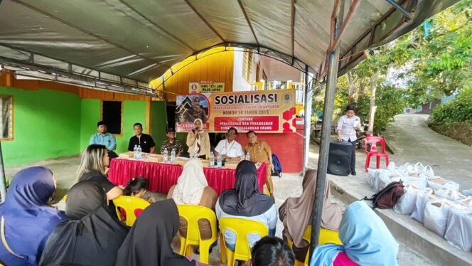 
					Anggota DPRD Nunukan, Ustania, mensosialisasikan Peraturan Daerah (Perda) Nunukan, Nomor 16 tahun 2015 tentang Pencegahan dan Penanganan Korban Perdagangan Orang. Dok.DPRD Nunukan.