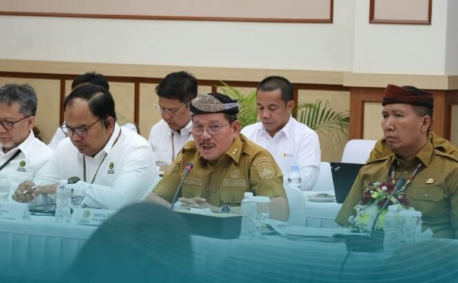 
					Wagub Kaltara, Ingkong Ala, saat Rakor bersama Kementerian ESDM membahas Listrik Desa untuk pelosok Kaltara. Dok.Biro Adpim Kaltara.