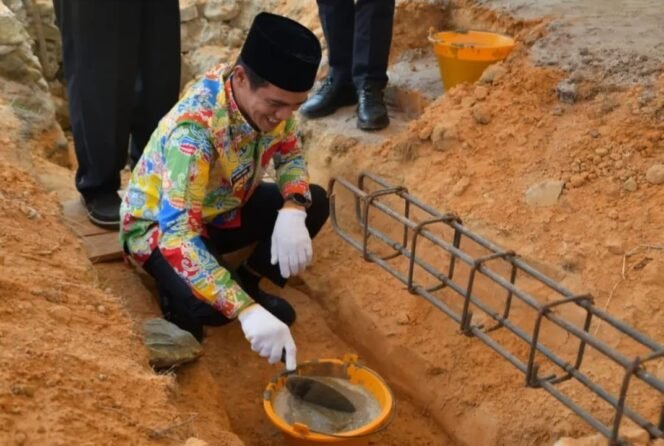 
					Bupati Nunukan, H. Irwan Sabri, menghadiri acara peletakan batu pertama pembangunan Gereja Sidang Jemaat Kristus (GSJK), di Jalan Hasanudin RT 05 RW 02, Kelurahan Selisun, Nunukan Selatan, Kamis (30/04/2026). Dok.Prokopim.