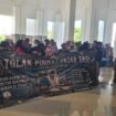 Ratusan emak emak mendatangi Gedung DORD Nunukan, Kamis (7/5/2026). Dengan membentangkan spanduk besar bertuliskan ‘Tolak Pindah Pasar Tani’, ratusan emak emak tersebut mempertanyakan keabsahan surat dari Dinas Koperasi Usaha Kecil Menengah Perdagangan dan Perindustrian (DKUKMPP) Nunukan.