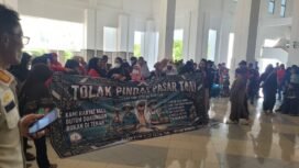 Ratusan emak emak mendatangi Gedung DORD Nunukan, Kamis (7/5/2026). Dengan membentangkan spanduk besar bertuliskan ‘Tolak Pindah Pasar Tani’, ratusan emak emak tersebut mempertanyakan keabsahan surat dari Dinas Koperasi Usaha Kecil Menengah Perdagangan dan Perindustrian (DKUKMPP) Nunukan.