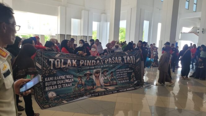 
					Ratusan emak emak mendatangi Gedung DORD Nunukan, Kamis (7/5/2026). Dengan membentangkan spanduk besar bertuliskan ‘Tolak Pindah Pasar Tani’, ratusan emak emak tersebut mempertanyakan keabsahan surat dari Dinas Koperasi Usaha Kecil Menengah Perdagangan dan Perindustrian (DKUKMPP) Nunukan.