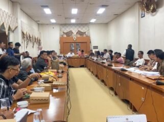 Masyarakat Adat Dayak Tenggalan dari pedalaman Sebuku, Nunukan, Kalimantan Utara, beramai ramai mendatangi Gedung DPRD Nunukan, menuntut hilangnya sarang walet akibat penanaman kelapa sawit oleh PT Nunukan Bara Sukses (NBS), Rabu (13/5/2026).