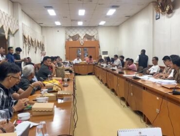 Masyarakat Adat Dayak Tenggalan dari pedalaman Sebuku, Nunukan, Kalimantan Utara, beramai ramai mendatangi Gedung DPRD Nunukan, menuntut hilangnya sarang walet akibat penanaman kelapa sawit oleh PT Nunukan Bara Sukses (NBS), Rabu (13/5/2026).