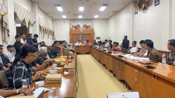 
					Masyarakat Adat Dayak Tenggalan dari pedalaman Sebuku, Nunukan, Kalimantan Utara, beramai ramai mendatangi Gedung DPRD Nunukan, menuntut hilangnya sarang walet akibat penanaman kelapa sawit oleh PT Nunukan Bara Sukses (NBS), Rabu (13/5/2026).