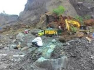 Sejumlah alat berat yang melakukan penambangan pasir ilegal di areal pantai Pulau Sebatik. Aktifitas ini menjadi salah satu faktor yang mempercepat abrasi. Dok.BPBD Nunukan.