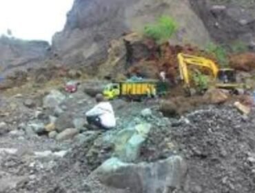 Sejumlah alat berat yang melakukan penambangan pasir ilegal di areal pantai Pulau Sebatik. Aktifitas ini menjadi salah satu faktor yang mempercepat abrasi. Dok.BPBD Nunukan.