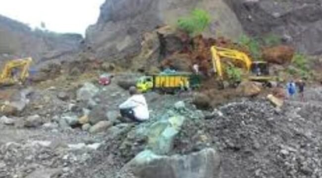 Sejumlah alat berat yang melakukan penambangan pasir ilegal di areal pantai Pulau Sebatik. Aktifitas ini menjadi salah satu faktor yang mempercepat abrasi. Dok.BPBD Nunukan.