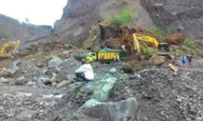 
					Sejumlah alat berat yang melakukan penambangan pasir ilegal di areal pantai Pulau Sebatik. Aktifitas ini menjadi salah satu faktor yang mempercepat abrasi. Dok.BPBD Nunukan.