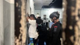Razia gabungan di kamar hunian WBP LAPAS Nunukan untuk komitmen Zero HALINAR. Dok.Lapas Nunukan.
