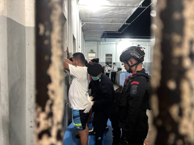 
					Razia gabungan di kamar hunian WBP LAPAS Nunukan untuk komitmen Zero HALINAR. Dok.Lapas Nunukan.