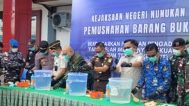 Kejari Nunukan bersama Forkopimda melakukan pemusnahan barang bukti pidana umum yang telah inkracht di medio Februari - April 2026 di halaman Kantor Kejari Nunukan, Kamis (4/6/2026).