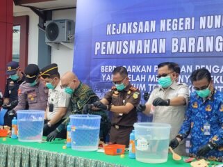Kejari Nunukan bersama Forkopimda melakukan pemusnahan barang bukti pidana umum yang telah inkracht di medio Februari - April 2026 di halaman Kantor Kejari Nunukan, Kamis (4/6/2026).
