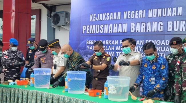 Kejari Nunukan bersama Forkopimda melakukan pemusnahan barang bukti pidana umum yang telah inkracht di medio Februari - April 2026 di halaman Kantor Kejari Nunukan, Kamis (4/6/2026).