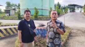 Anggota DPRD Nunukan, Andre Pratama bersama Humas PT Sampurna saat monitoring harga TBS di Pulau Sebatik. Dok.Andre Pratama.