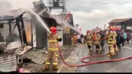 Petugas Damkar berupaya memadamkan kebakaran kios di Jalan Tanjung, Rabu (10/6/2026). Dok.Disdamkar Nunukan.
