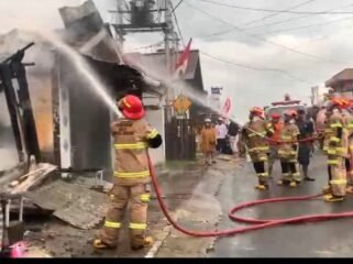 Petugas Damkar berupaya memadamkan kebakaran kios di Jalan Tanjung, Rabu (10/6/2026). Dok.Disdamkar Nunukan.