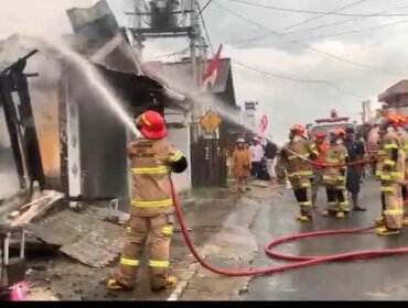Petugas Damkar berupaya memadamkan kebakaran kios di Jalan Tanjung, Rabu (10/6/2026). Dok.Disdamkar Nunukan.