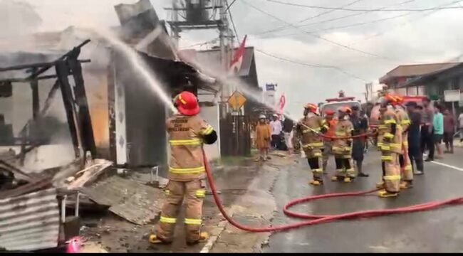 Petugas Damkar berupaya memadamkan kebakaran kios di Jalan Tanjung, Rabu (10/6/2026). Dok.Disdamkar Nunukan.