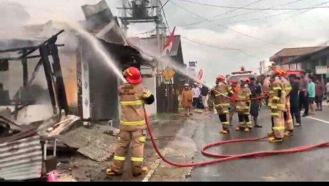 
					Petugas Damkar berupaya memadamkan kebakaran kios di Jalan Tanjung, Rabu (10/6/2026). Dok.Disdamkar Nunukan.