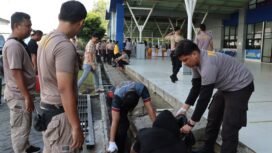 Aksi polisi di Nunukan saat mengimplementasikan 'Indonesia ASRI', Selasa (9/6/2026). Ratusan polisi membersihkan jalan protokol, mulai alun alun hingga pelabuhan Tunon Taka. Dok.Polres Nunukan.