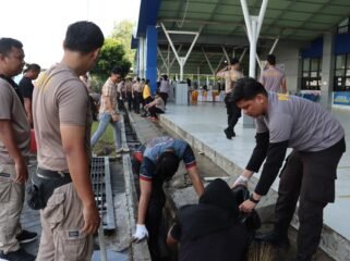 Aksi polisi di Nunukan saat mengimplementasikan 'Indonesia ASRI', Selasa (9/6/2026). Ratusan polisi membersihkan jalan protokol, mulai alun alun hingga pelabuhan Tunon Taka. Dok.Polres Nunukan.