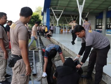 Aksi polisi di Nunukan saat mengimplementasikan 'Indonesia ASRI', Selasa (9/6/2026). Ratusan polisi membersihkan jalan protokol, mulai alun alun hingga pelabuhan Tunon Taka. Dok.Polres Nunukan.