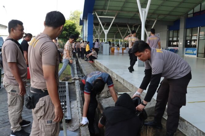 
					Aksi polisi di Nunukan saat mengimplementasikan 'Indonesia ASRI', Selasa (9/6/2026). Ratusan polisi membersihkan jalan protokol, mulai alun alun hingga pelabuhan Tunon Taka. Dok.Polres Nunukan.