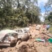 Mobil gardan ganda yang mengangkut kebutuhan warga Krayan. Supir harus terus berjibaku melawan jebakan lumpur. Dok.Oktafianus Ramli.