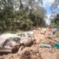 Mobil gardan ganda yang mengangkut kebutuhan warga Krayan. Supir harus terus berjibaku melawan jebakan lumpur. Dok.Oktafianus Ramli.