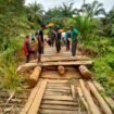 Jembatan darurat menuju MI Darul Furqon selesai dibangun secara gotong royong. Dok.Adnan Lolo.