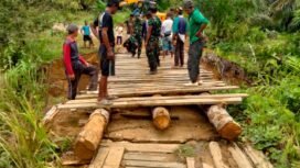 Jembatan darurat menuju MI Darul Furqon selesai dibangun secara gotong royong. Dok.Adnan Lolo.